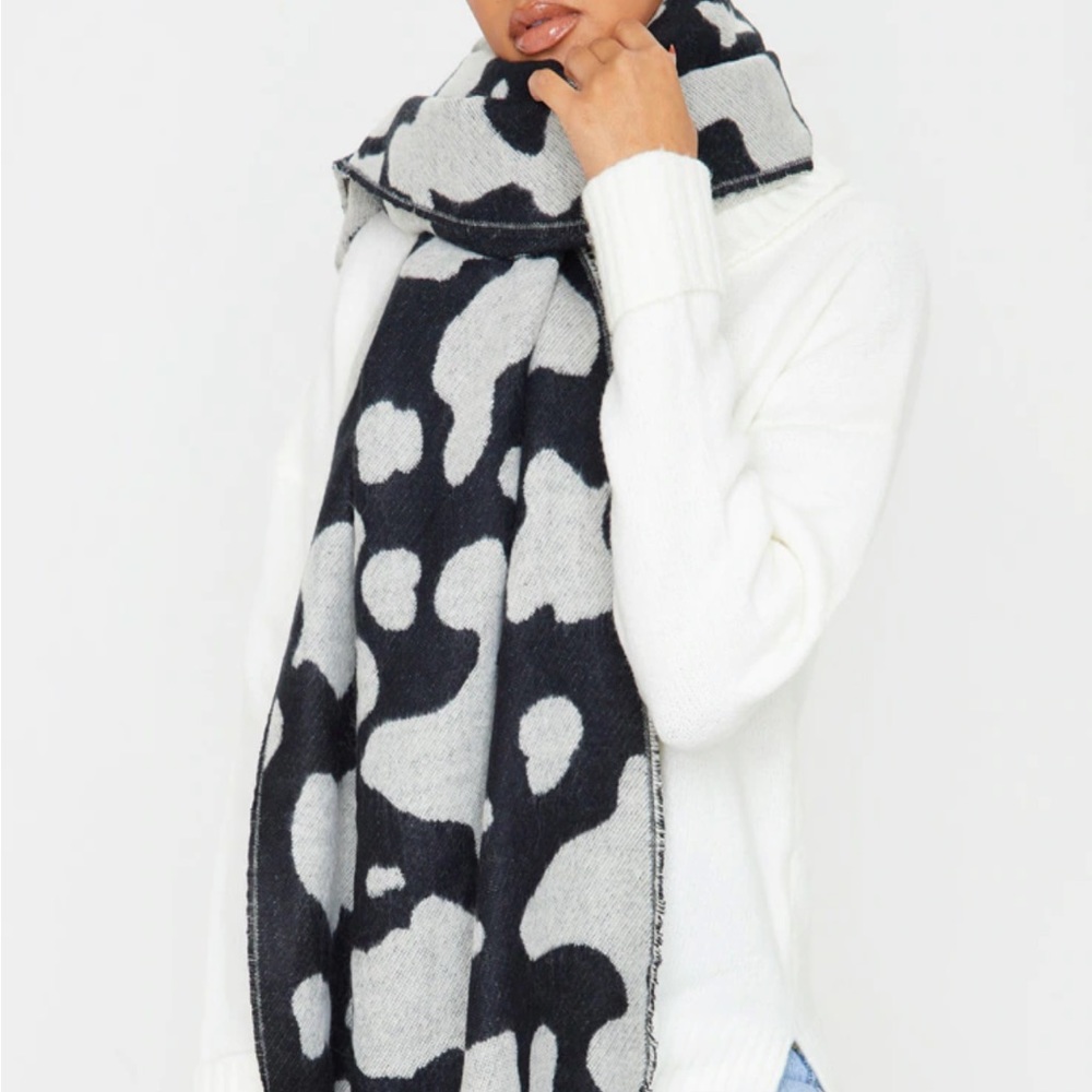 NWT- COW PATTERN TASSLE SCARF - Picture 6 of 10